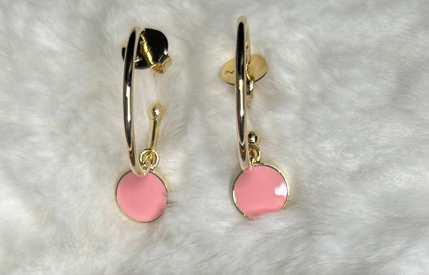 Earring with a round pink pendant gold-plated