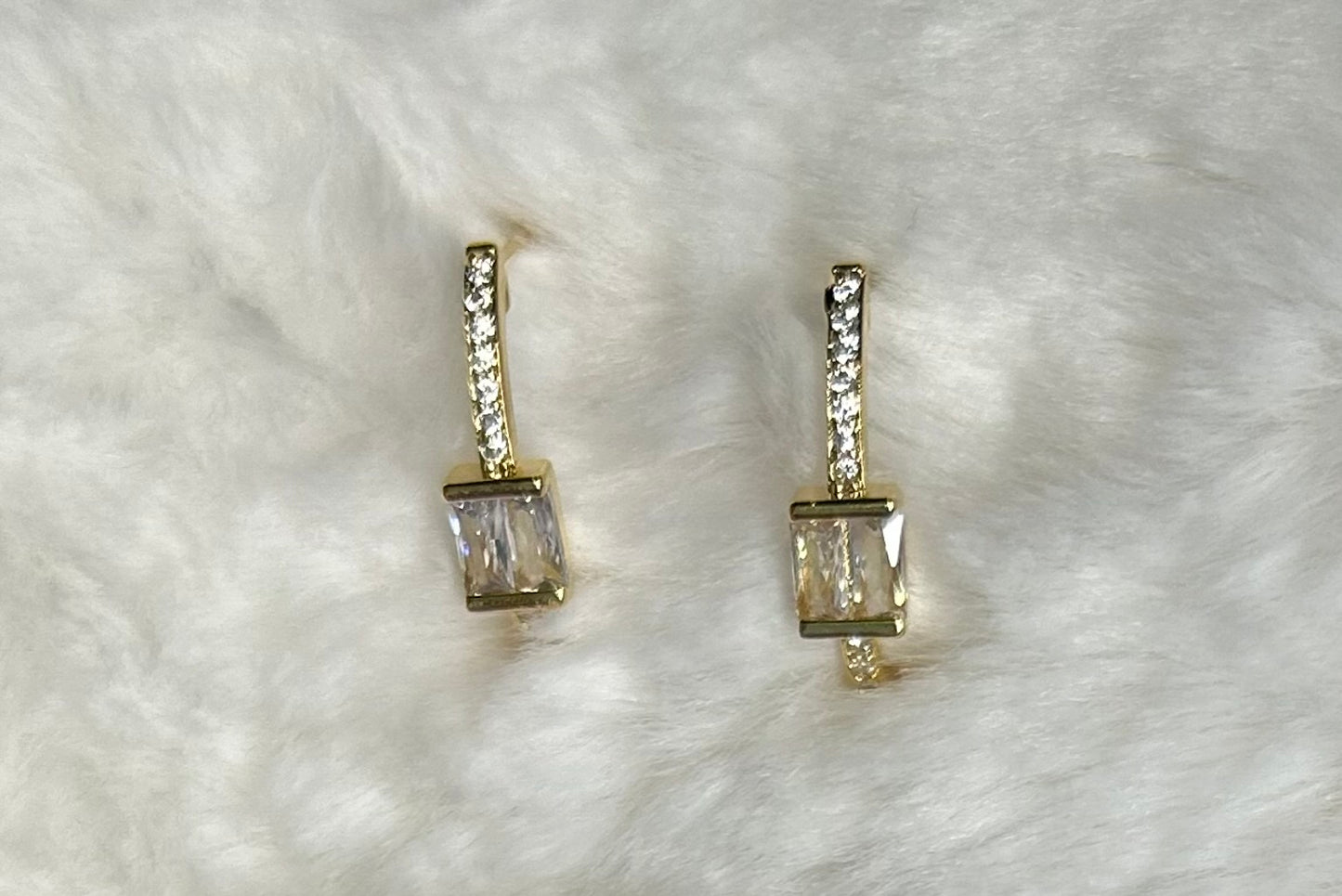 Curved earring with square crystal and gold plated