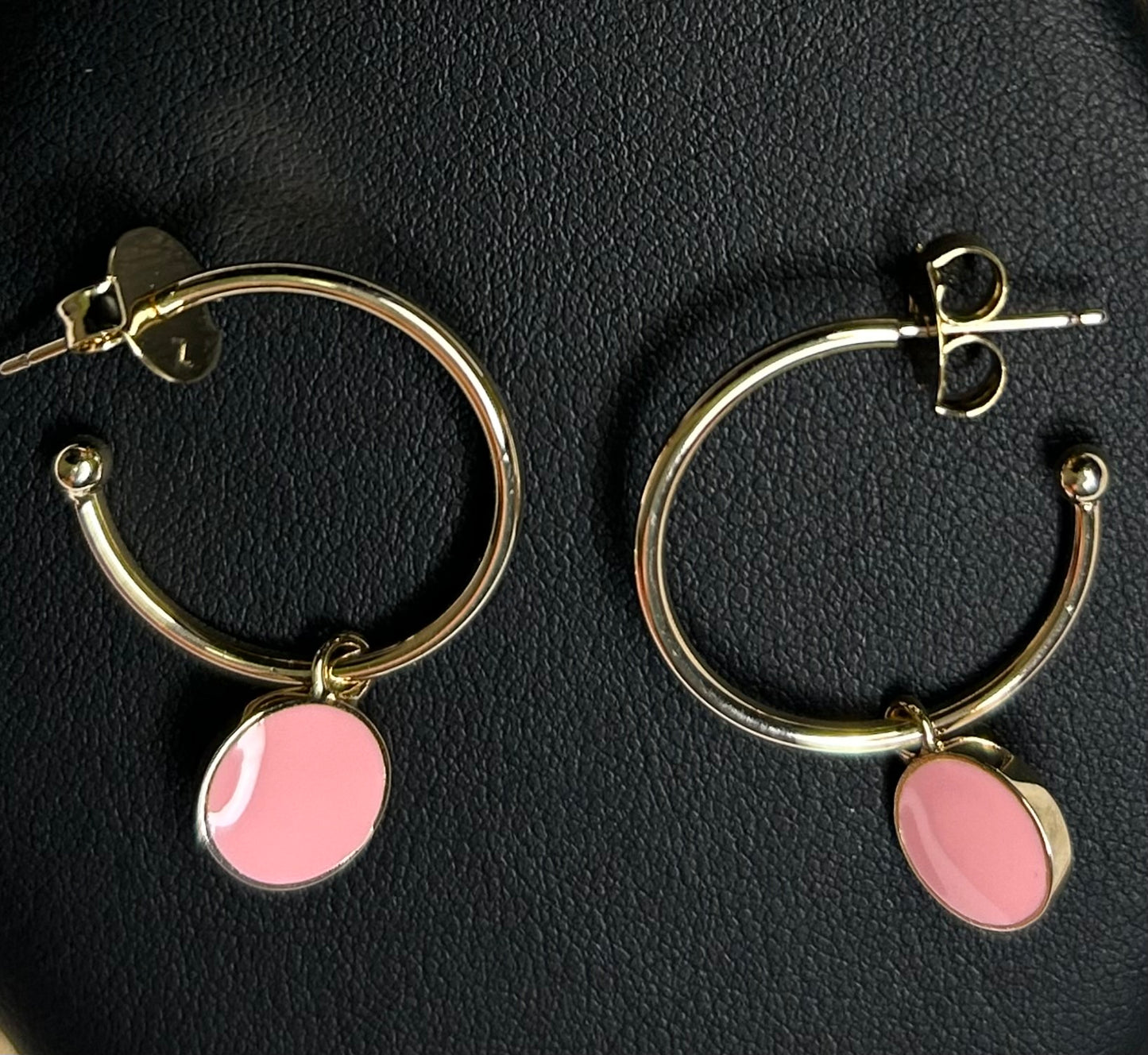 Earring with a round pink pendant gold-plated