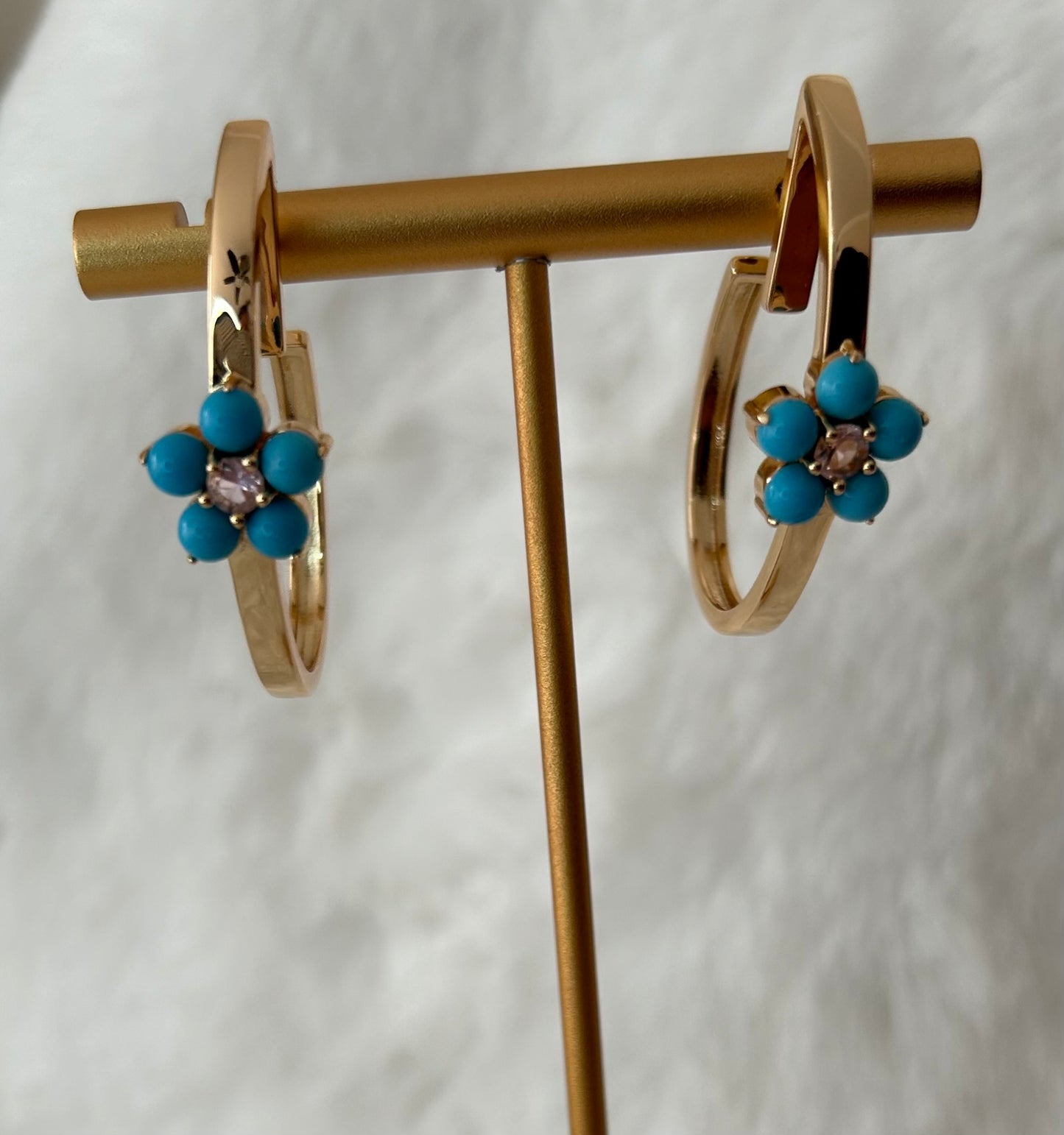 Half hoop earring with gold plated turquoise flower!