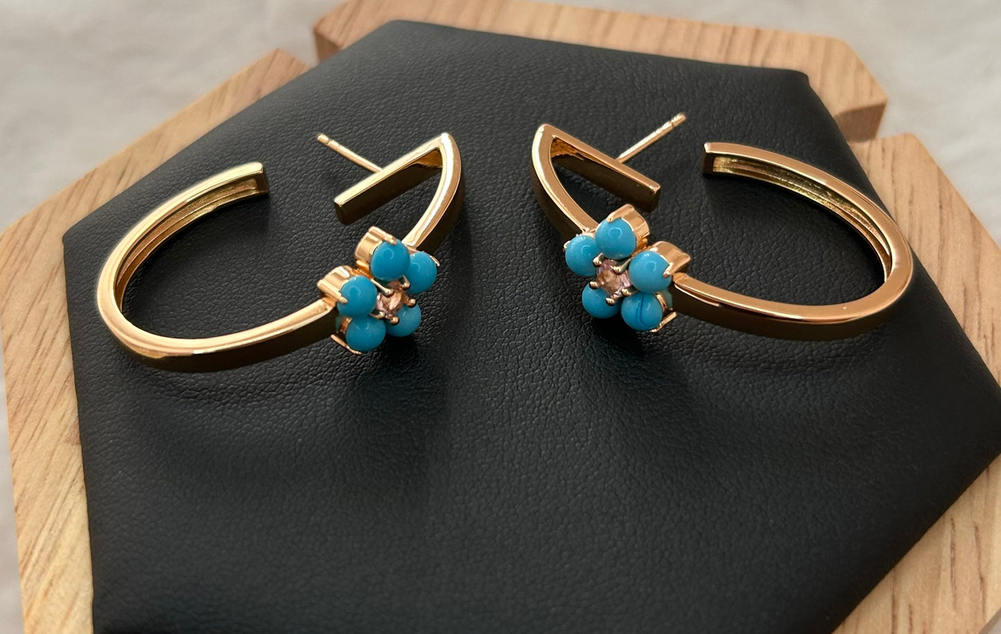 Half hoop earring with gold plated turquoise flower!