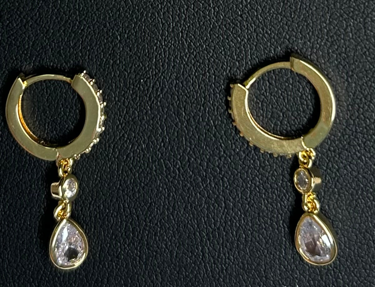 Earring with gold plated crystal pendulum