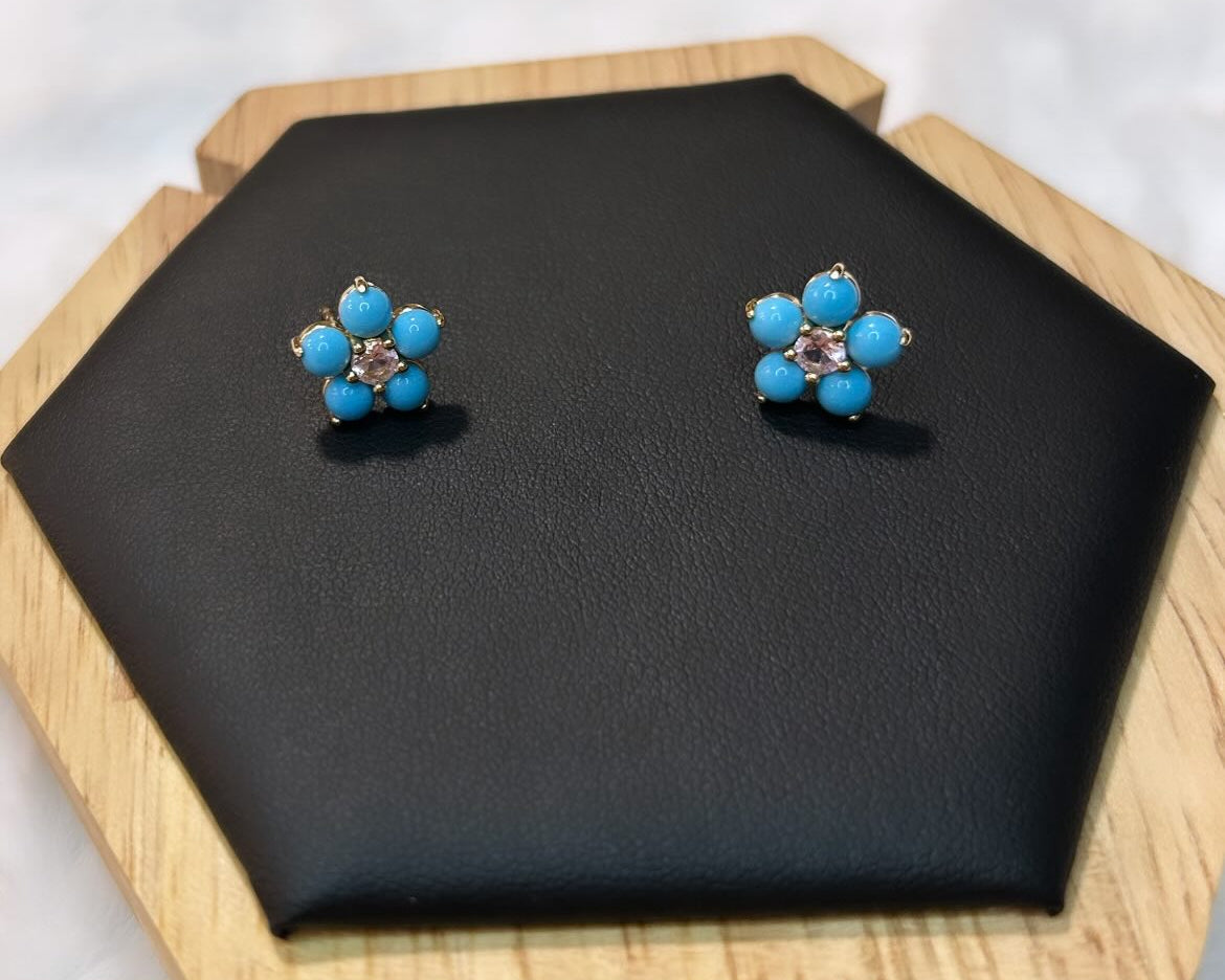 Earring with gold plated turquoise flower!