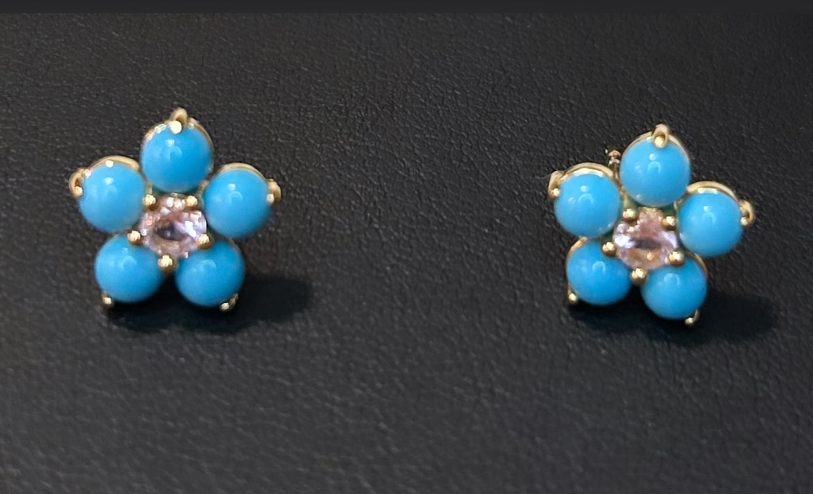 Earring with gold plated turquoise flower!