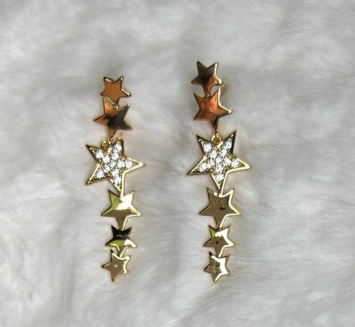 Star earrings studded with gold-plated zirconias.