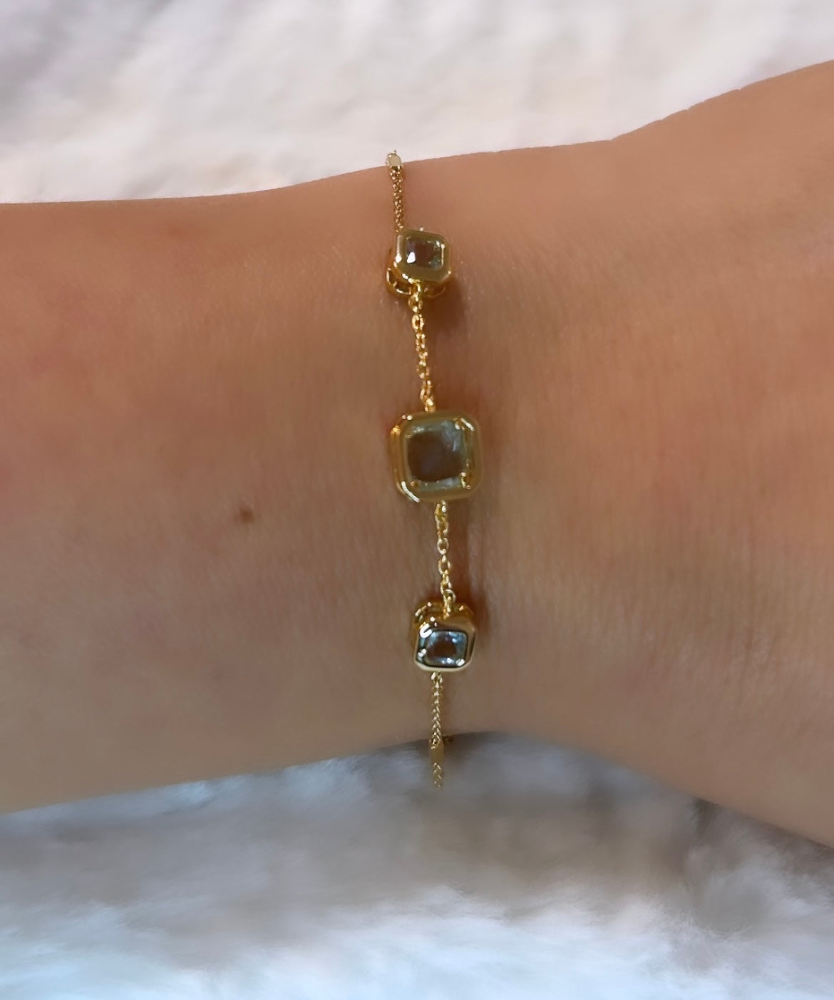 Bracelet with gold-plated square crystals!