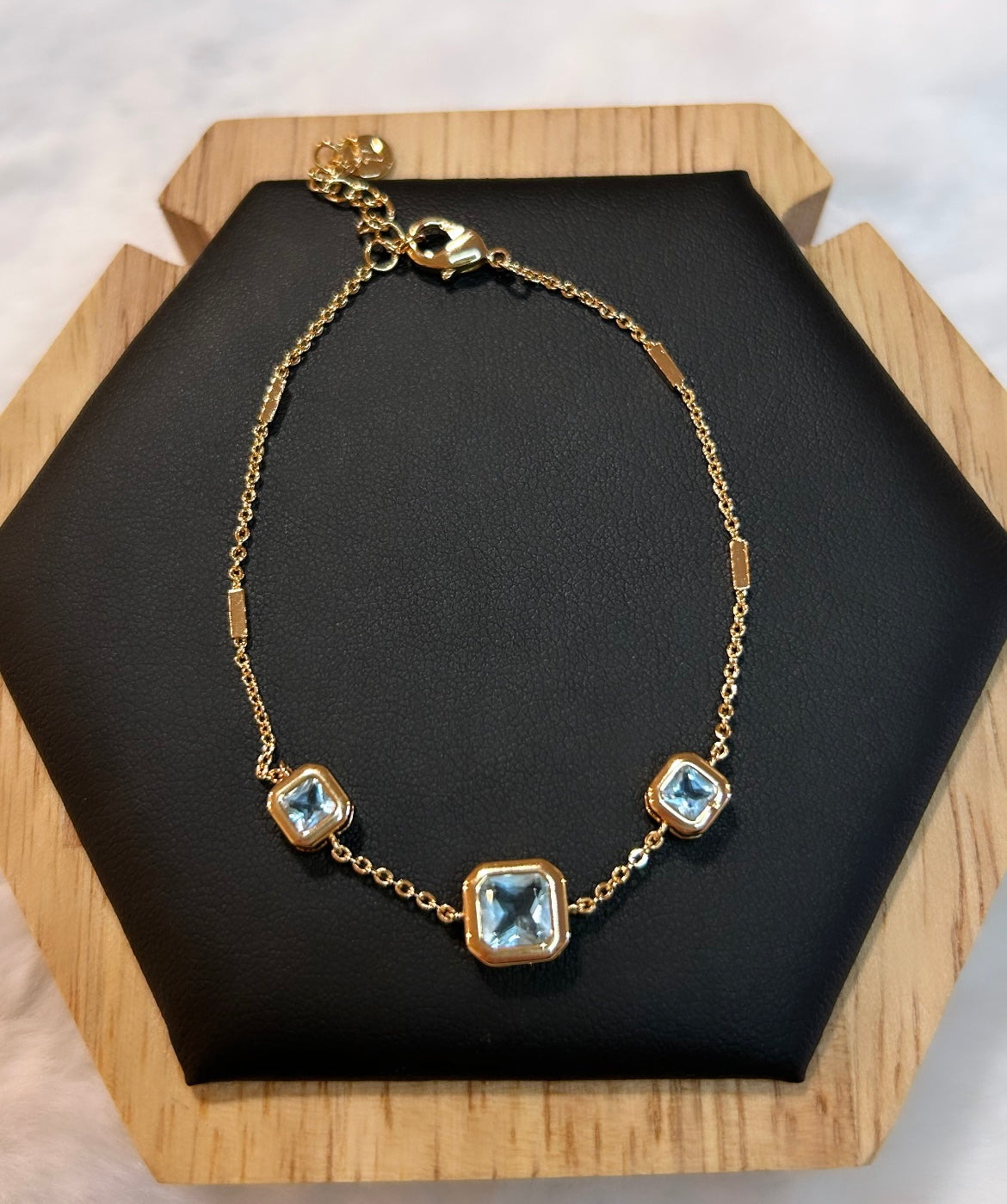 Bracelet with gold-plated square crystals!