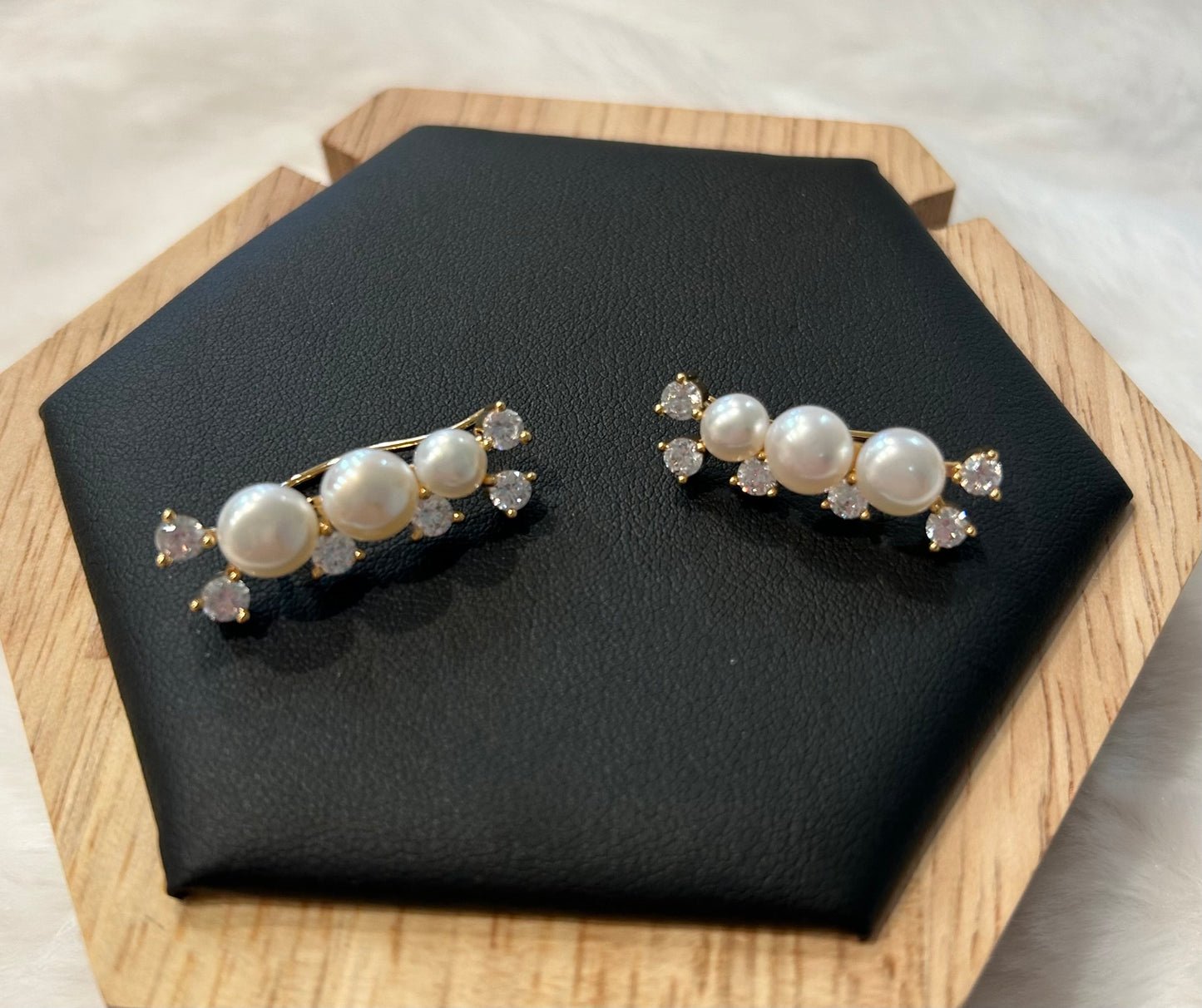 Earring with pearls and gold-plated crystals