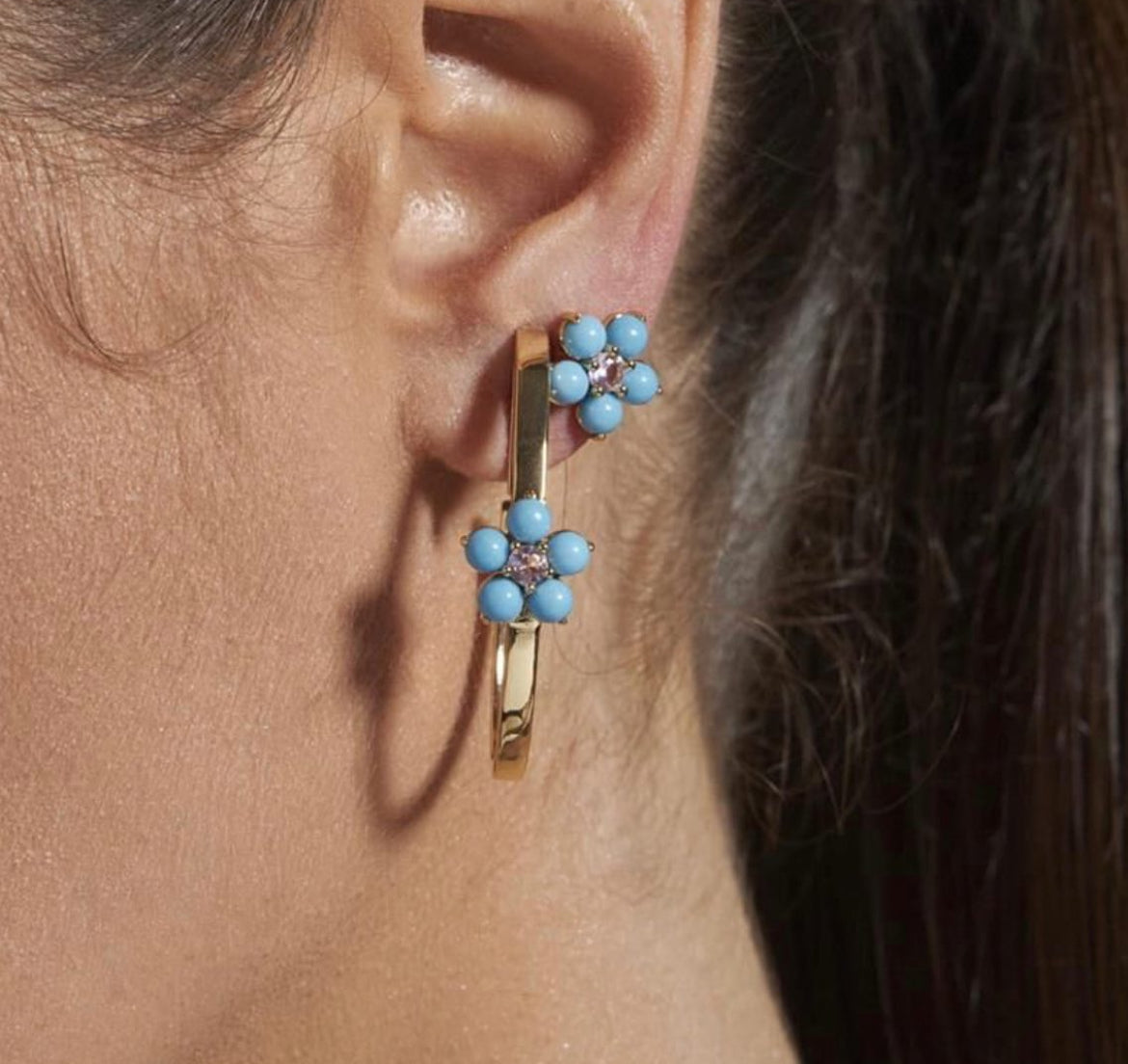 Half hoop earring with gold plated turquoise flower!