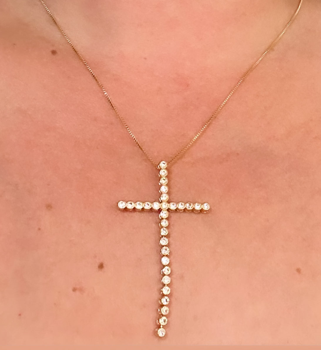 Chain with cross pendant in gold-plated zirconia!