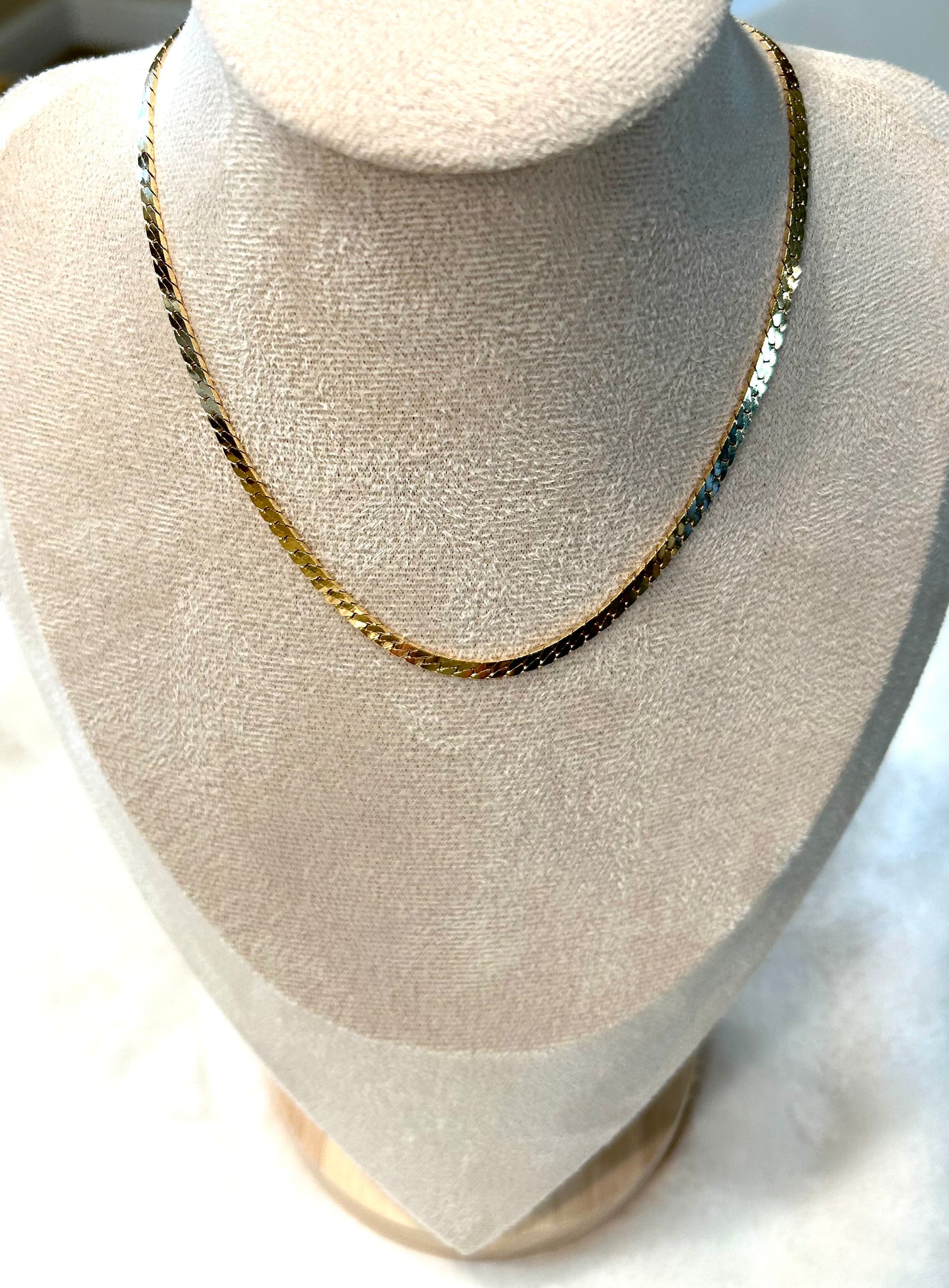 Choker with flat gold-plated links