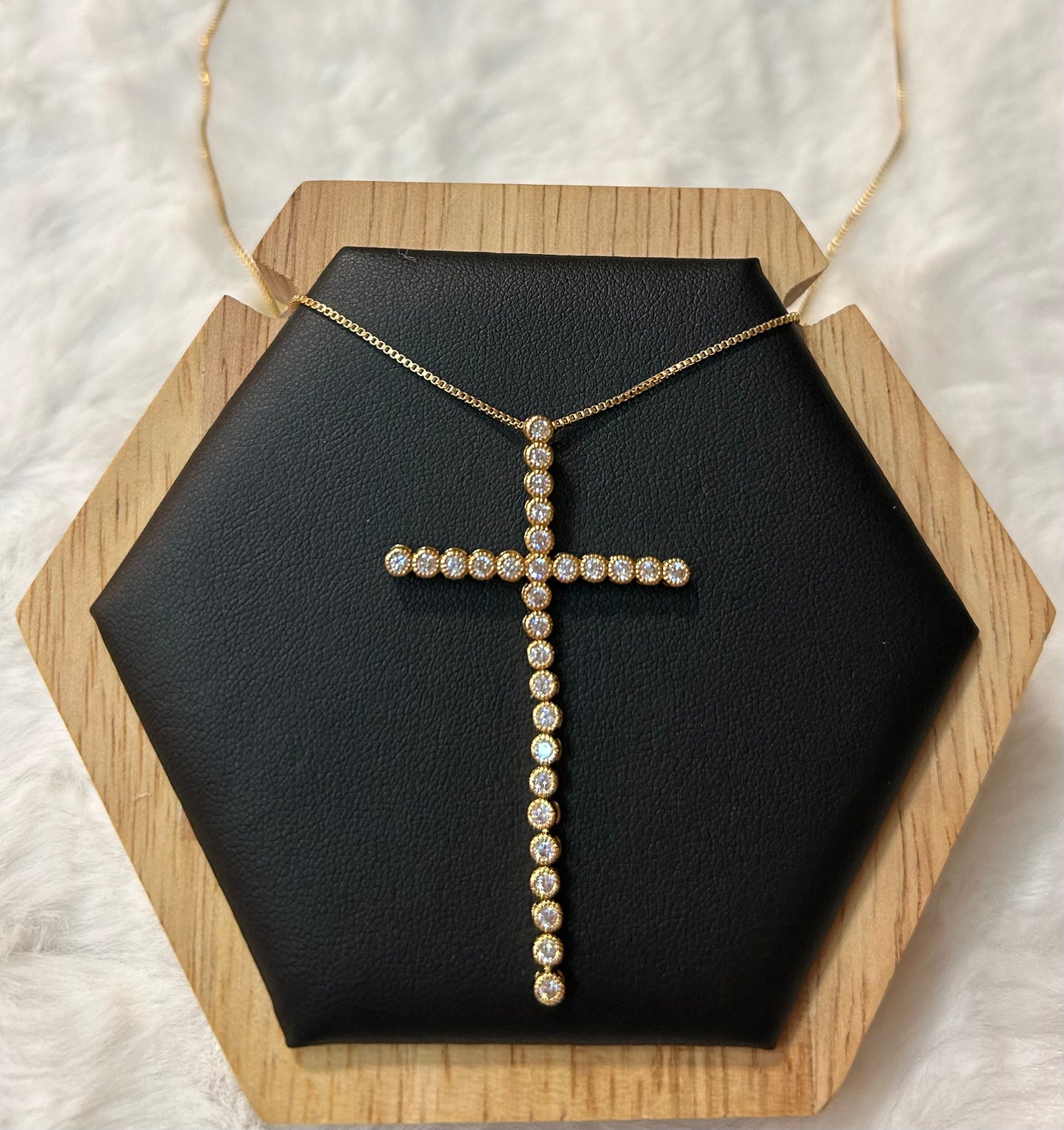 Chain with cross pendant in gold-plated zirconia!