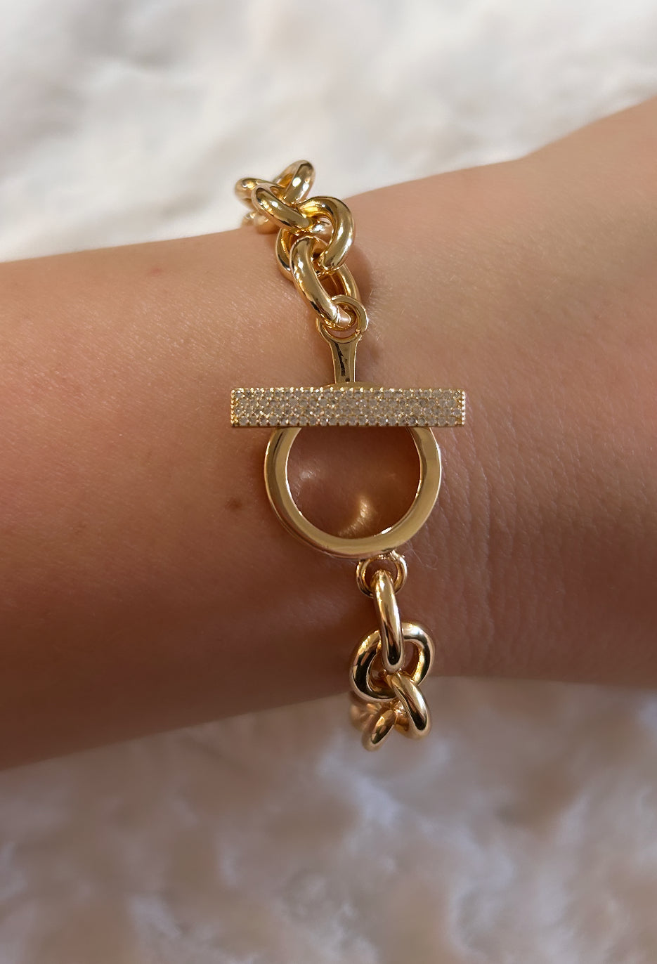 Bracelet with zirconia lock and gold plated links